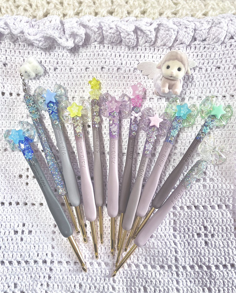 knitwinkle's tweet photo. ⋆┈┈┈

２月１０日はニットの日⟡.·*.

そしてフォロワー様210人も記念しましてプレゼント企画を行います(∩ᐡ.  ̫ .ᐡ )⊃━💫

デコかぎ針を抽選で２名様にプレゼントいたします。

詳細はツリーをご確認ください。

　　　　　　　　　　　┈┈┈┈⋆
 #プレゼントキャンぺーン #編み物 https://t.co/7LrxRiF8wc