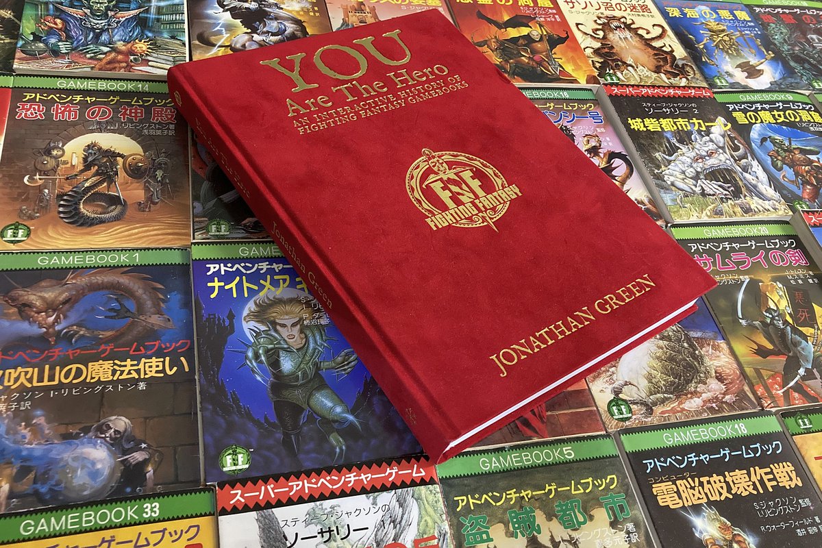 4GamerNews's tweet image. 【完結】短期連載「『ファイティング・ファンタジー』とその時代」，最終回は試行錯誤経て至った現代と，来るべき未来を考える
4gamer.net/s/G075800.2601…

本連載の再編集版を収録した書籍「主人公はキミだ！」は，2026年3月27日に発売予定だ