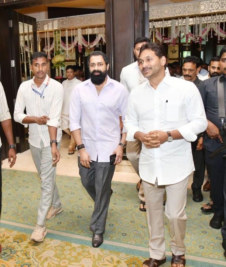 tsr_tweets's tweet photo. ఎప్పుడు చూసినా ఆ ఎర్రి చూపులు, పిచ్చి నవ్వులు, కోడి మెడ, ఆ తాంబూలం చేతులు. ఆ దరిద్రపు గొట్టు ప్రెజెన్స్ ఎలా భరిస్తార్రా? https://t.co/vVHLYplV5o