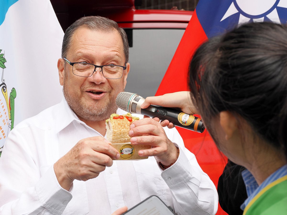 SiteTaiwanInfo's tweet image. 🇹🇼🇧🇿🇬🇹 Deux food trucks proposant une cuisine d’#AmériqueCentrale étaient devant le musée national du Palais, à Taipei, le 6 février. Ils participent à une tournée annuelle organisée par le Bureau commercial d’Amérique centrale @cato_tw.
#Taiwan #Belize #Guatemala
📸NPM