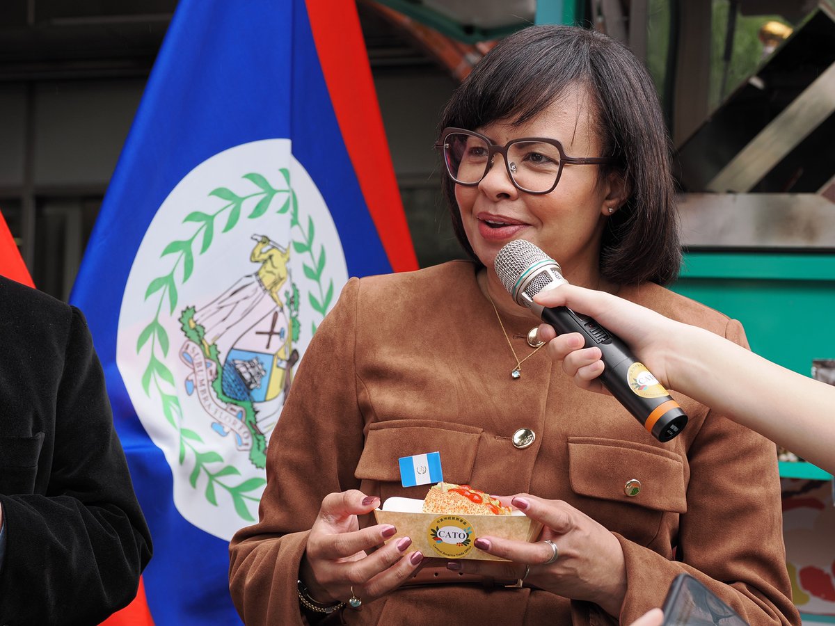 SiteTaiwanInfo's tweet image. 🇹🇼🇧🇿🇬🇹 Deux food trucks proposant une cuisine d’#AmériqueCentrale étaient devant le musée national du Palais, à Taipei, le 6 février. Ils participent à une tournée annuelle organisée par le Bureau commercial d’Amérique centrale @cato_tw.
#Taiwan #Belize #Guatemala
📸NPM