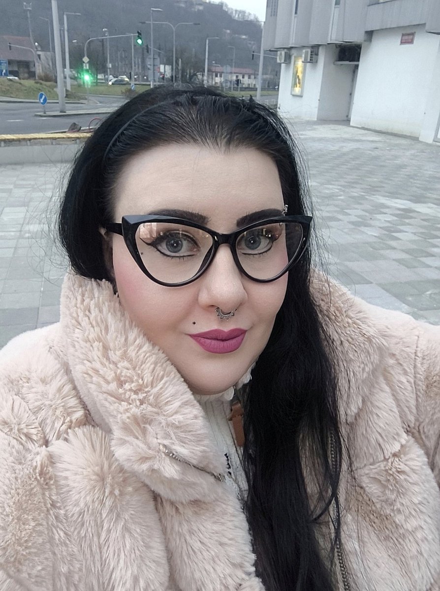 KristynaPravda's tweet photo. ,,Dnešní pozdrav z města." 🙋🏻‍♀️🤳🏻
#czechwoman #winter #ustinadlabem #fyp https://t.co/Ir8oMKdhMn