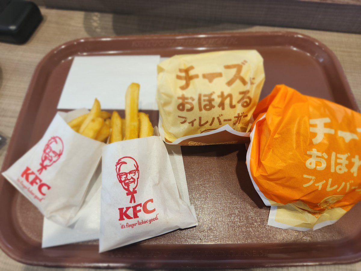 娘とランチ𐂐⠜にケンタッキー🍗でチーズ🧀に溺れてきました😂

チェダーとモッツァレラ2つ頼んで🍔半分個して食べました🤭

私的にはモッツァレラが好きだったけど、チーズが濃い感じが好きな人はチェダーのがいいかと思います😁

#ケンタッキー
#ランチ　#チーズ