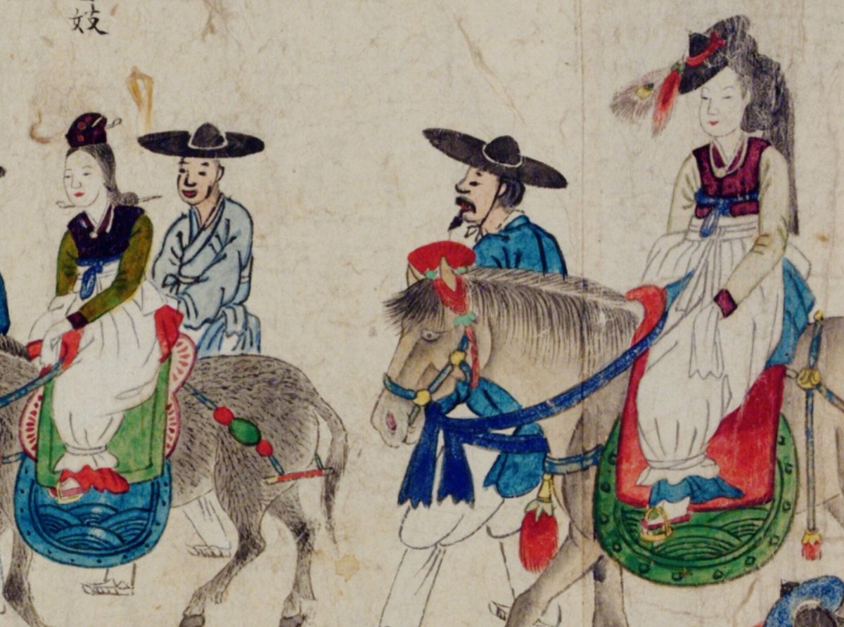 조선 전기에는 여성들도 외출 시에 말을 타고 다녔는데, 이 때 치마나 겉옷을 간편하게 하기 위한 승마용 바지인 말군(襪裙)을 덧입었다. 말군은 말을 탈 수 있을 정도로 높은 신분인 여성들에게만 허용되었던 것으로, 태종12년에는 궁녀와 상기(上妓) 이외의 말군을 금지하고, 세종 11년(1429)에는