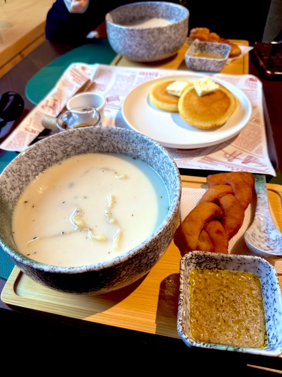 khaliun55546817's tweet image. …нөгөө гоё кофе шоп маань банштай цай халуун боорцог өрөмтэй панкейк нтр алжышд 😋😌