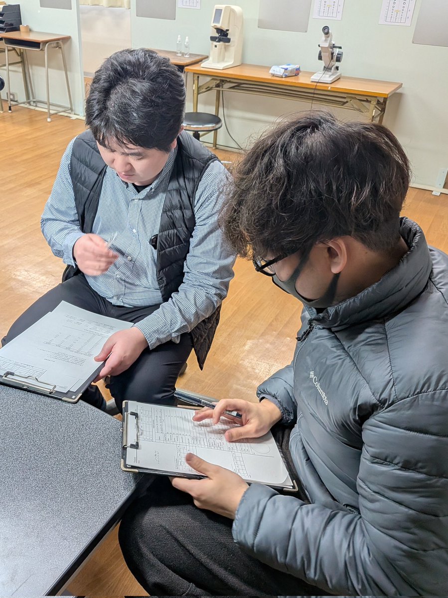 👓【総合実習入門｜実習風景】👓

同級生同士でデータを見ながら考えている様子📸

常に現場では予測を立てながら、測定する力が求められます。
「整合性」をポイントに考えながらお客様に対応出来るレベルを目指します。

基礎を大切にして信頼される専門家へのステップです💪

#眼鏡作製技能士