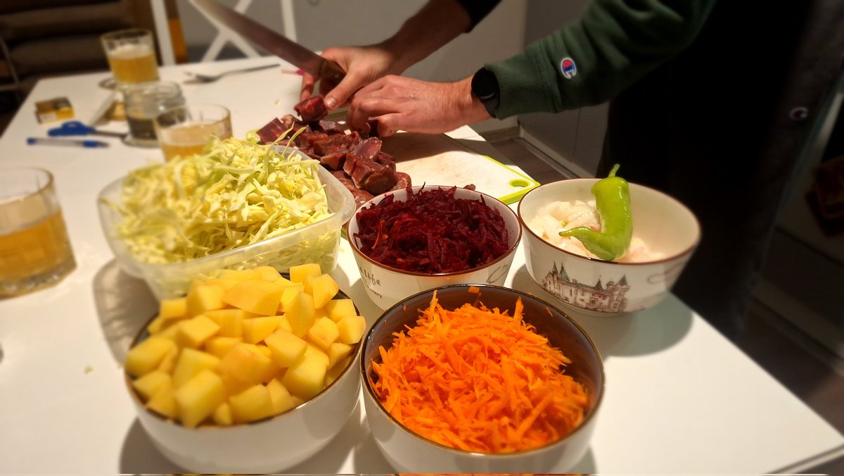 self_advisor's tweet image. Дружить семьями и домами это моё любимое

Машынька и Андо готовят самый вкусный Борщ в Ереване