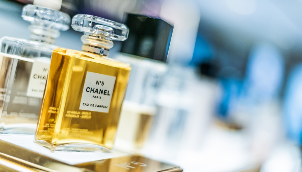 PremBeautyNews's tweet image. French perfumes and cosmetics under pressure from U.S. and Asian rivals
#exports #cosmetics #fragrances @FEBEA_FR 
premiumbeautynews.com/en/french-perf…