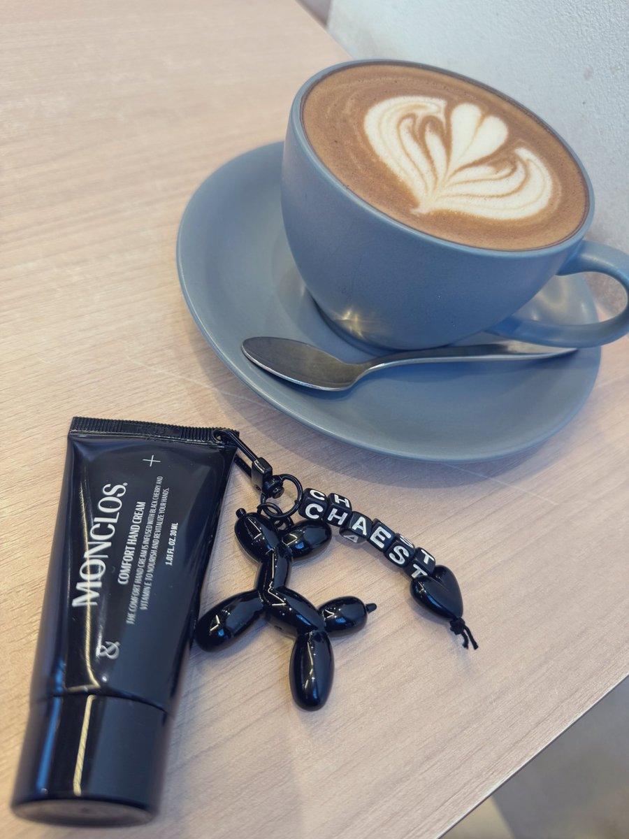 CJH__ekubo's tweet photo. モノクロといえば 채종협なので
作ってきた - ̗̀🤍🖤  ̖́- 
ベタつかずにすぐ手に馴染むし
香りのウッディ感がよい:):）
ヘッドホンパーツは品切れだったので
パピー × CHAEst で🐶 2/15まで
#CHAEst🌻 #MONCLOS #APERS https://t.co/lbV0p3xAsf