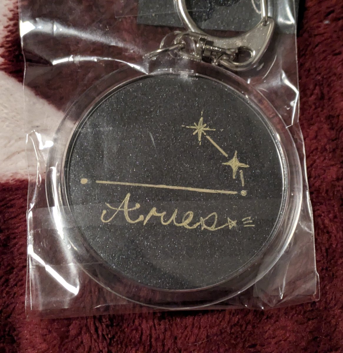 早速お部屋に飾った🐈️⭐️

僕が一目惚れした作品が
こちらの2つ❗️

フェーリス(ラテン語でネコ座🐈️)
可愛すぎるよね😊🎶
毎日眺める⟵(⁠๑⁠¯⁠◡⁠¯⁠๑⁠)

おひつじ座🐏♈️のキーホルダーは
両面ありとっても素敵✨️
<a href="/sora6mayu/">うますけ（umasuke）</a>
#うますけ
<a href="/isshikishoten/">一色商店</a> 
#きつね色商店街
#LookArtMe
#絵 
#art