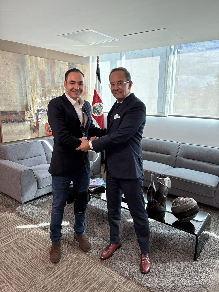 EmbaMexCri's tweet photo. Hoy nos reunimos con el Presidente de la Cámara Costarricense de la Construcción, Alfredo Volio, y su equipo directivo, con quien socializamos oportunidades en proyectos de infraestructura y proveeduría resiliente y sostenible, en el marco de la PPT mexicana de la Alianza del Pacifico, para empresas mexicanas y costarricenses de cara a las nuevas tecnologías de eficiencia energética en el ecosistema de la construcción. 
🇲🇽🤝🇨🇷
🏗️ 🧱🦺🌇
#DiplomaciaEconómicaMx
