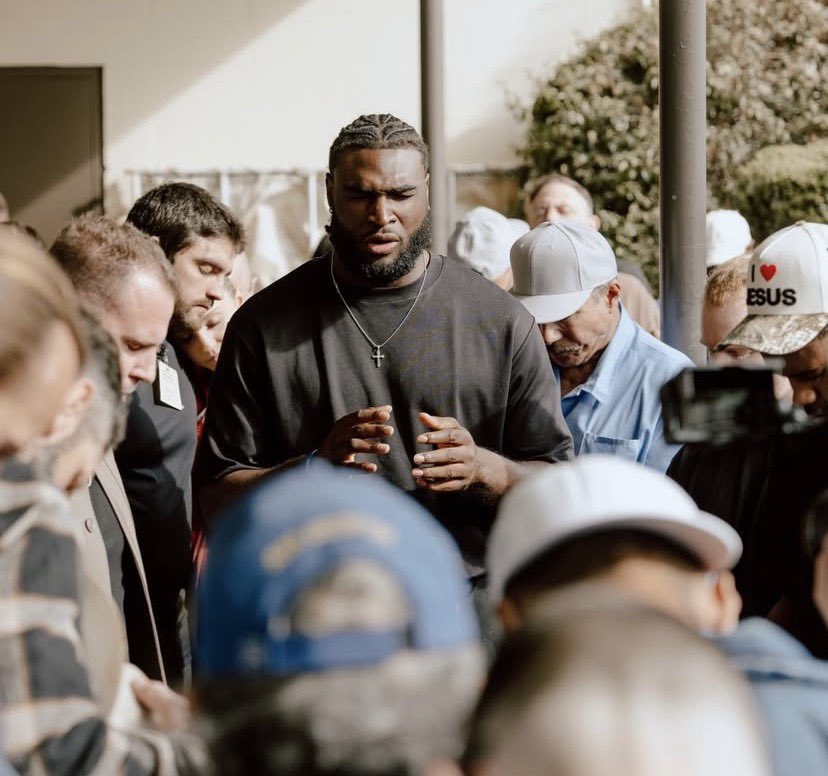 This is awesome: Texans star DE Will Anderson Jr. visited San Quentin State Prison and shared Jesus with 150 inmates.

30+ inmates accepted Jesus into their hearts, and 8 were baptized.

A true role model on and off the field ❤️🙏