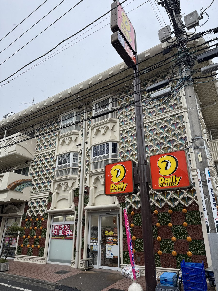 景観に配慮したコンビニとは逆に看板を3つ並べないとコンビニと認識