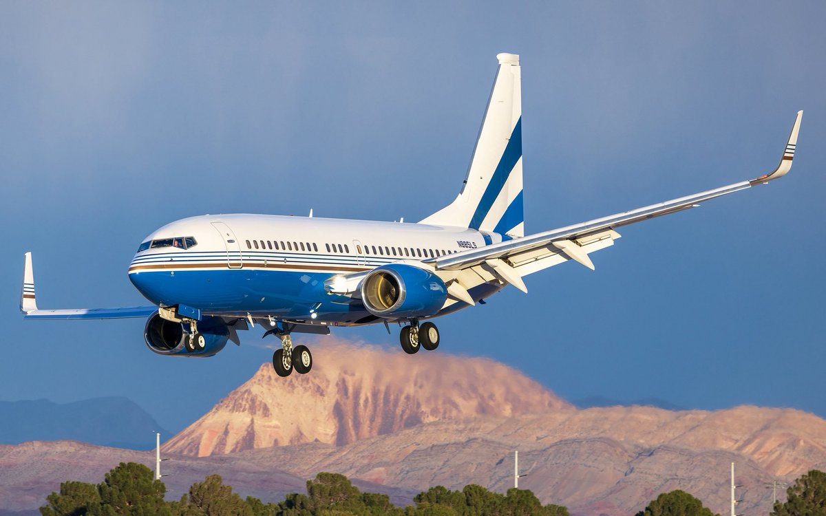 A Las Vegas Sands 737-700 fighting some gusty winds landing in Vegas.