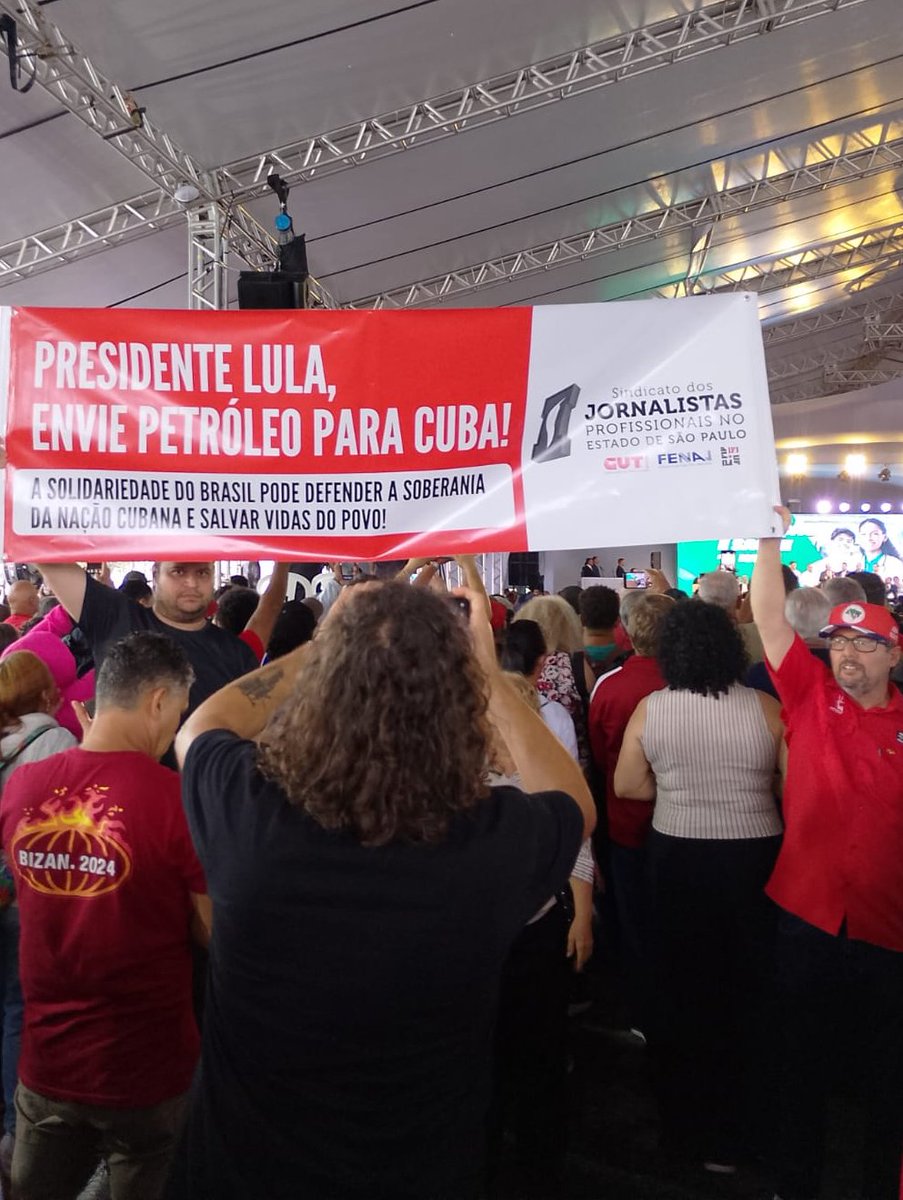 O ABC é foda.
Faixa demanda: "Presidente Lula, envie petróleo para Cuba" no ato com o presidente hoje em Mauá.