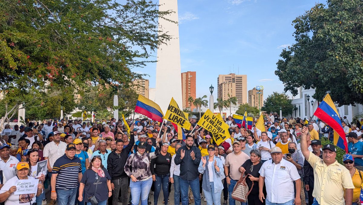 DIFUNDELOYA's tweet photo. 🚨 ¡ÚLTIMA HORA VENEZUELA! 🚨🇻🇪

URGENTE — ¡LO ÚLTIMO! 🇻🇪 🇺🇸

AHORA 🚨 Manifestantes opositores se concentran en Maracaibo para exigir la liberación de Juan Pablo Guanipa y de todos los REHENES POLÍTICOS. https://t.co/m8zZNPiOVF
