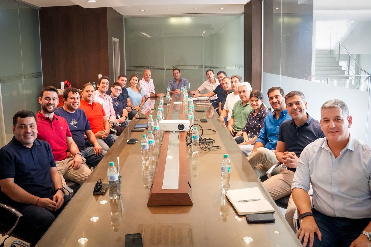 El Pdte Blas Reguera y los miembros de la CD fueron presentados oficialmente a las funcionarias y funcionarios de todas las áreas del Club Cerro Porteño.
Posterior a la presentación, se realizó la primera reunión de la CD en la sala de sesiones.
🔵🔴💪🏻🇵🇾
#LaGranJugada
<a href="/nanduti/">Radio Ñandutí</a>