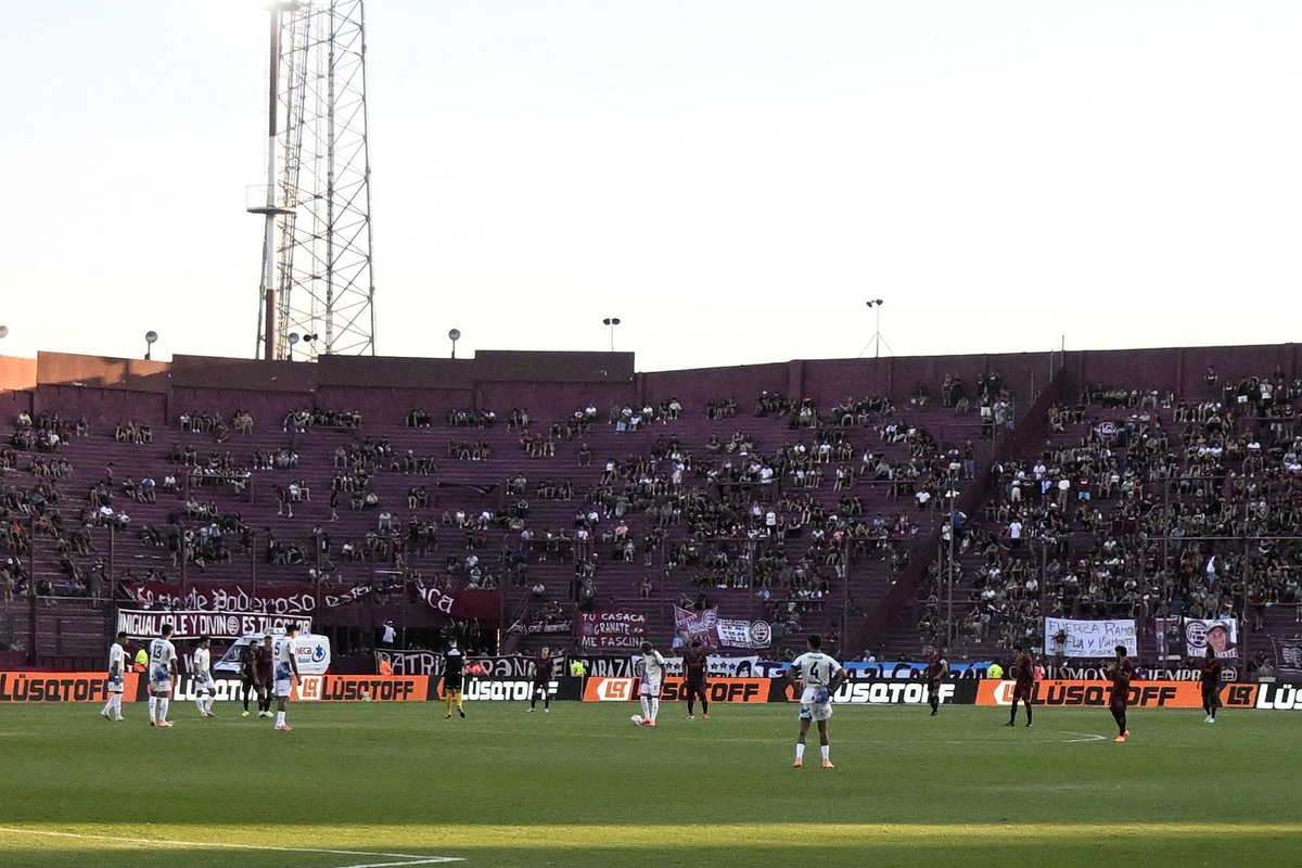 clublanus's tweet photo. ⚫️  En la previa del partido contra Talleres se realizó un minuto de silencio en memoria de Ricardo Alberto Bernárdez, quien fuera histórico dirigente de la institución. Enviamos condolencias a sus familiares y seres queridos en este momento de pesar. https://t.co/yUNrxdMQNc