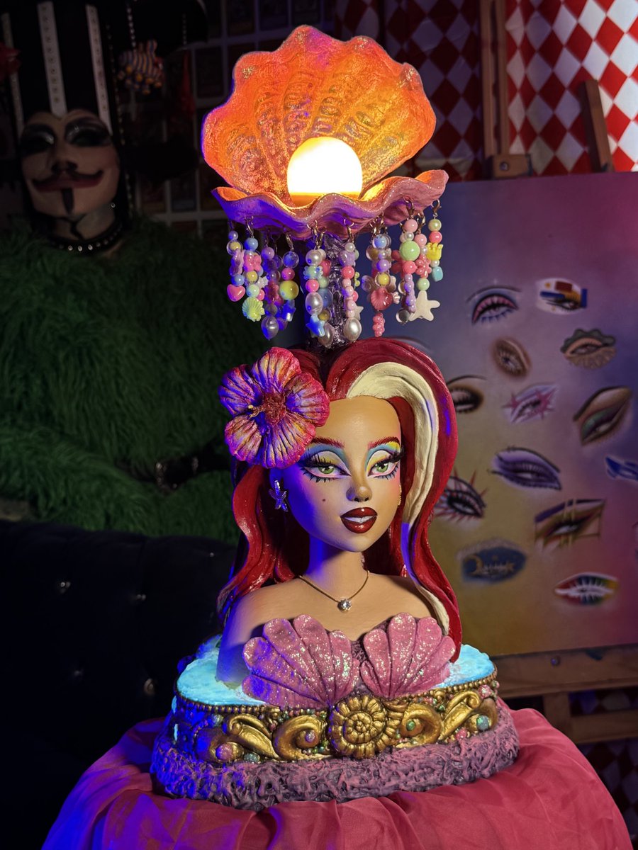 huylson's tweet photo. fiz uma luminária com uma boneca veia podi da ariel https://t.co/zqq9s6DIoH