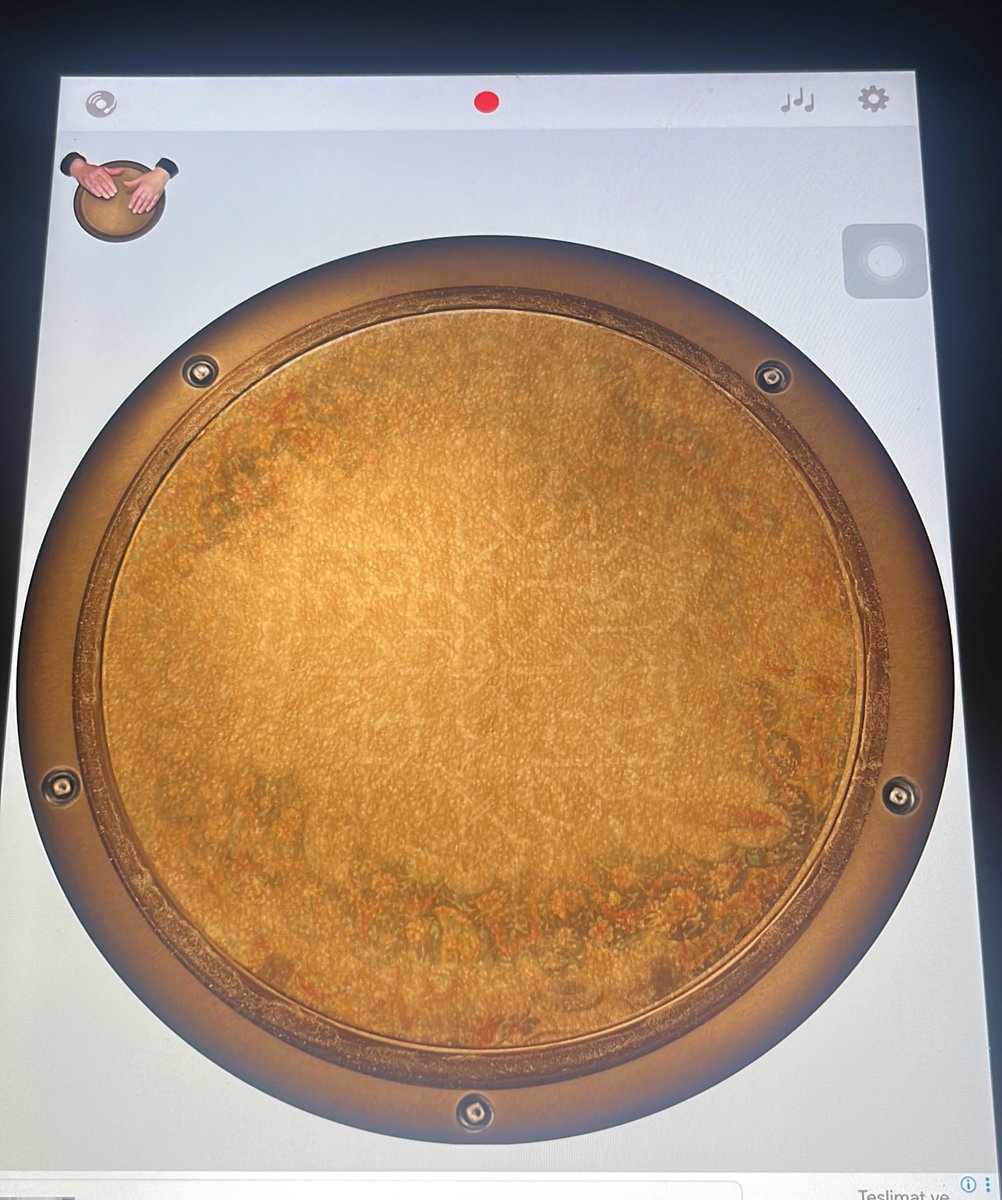 Arkadaşımın abisi yeni tablet almayı düşünüyormuş. Ders çalışırken kitap okurken vs çok kullanışlı olduğunu söyledim. Seninkini inceleyebilir miyim dedi. Tabii dedim verdim bakarken eli yanlışlıkla bir uygulamaya çarptı. Yanlışlıkla.. Darbuka açıldı. Bir süre sessizlik..