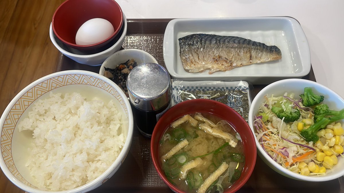 おはようございます。
今日はサラダ追加
ゆっくり食していきます。
いただきます。