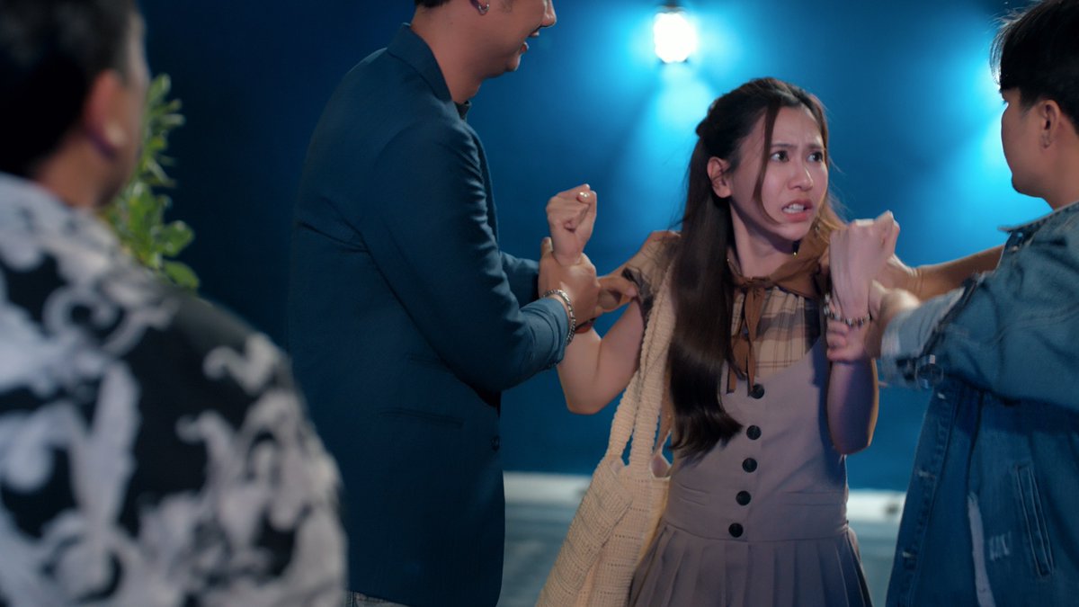 THE FIRE Q20 SHOOTING
#โซ่รักอัคนีคิว20

ปล่อยนะ!!
หนูไม่ได้จอดรถขวางประตูเข้าบ้านใครนะคะ
พวกพี่จะจับหนูมาทำไม