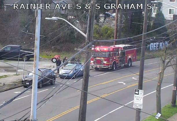 南部雨内 Ave 北侧发生碰撞