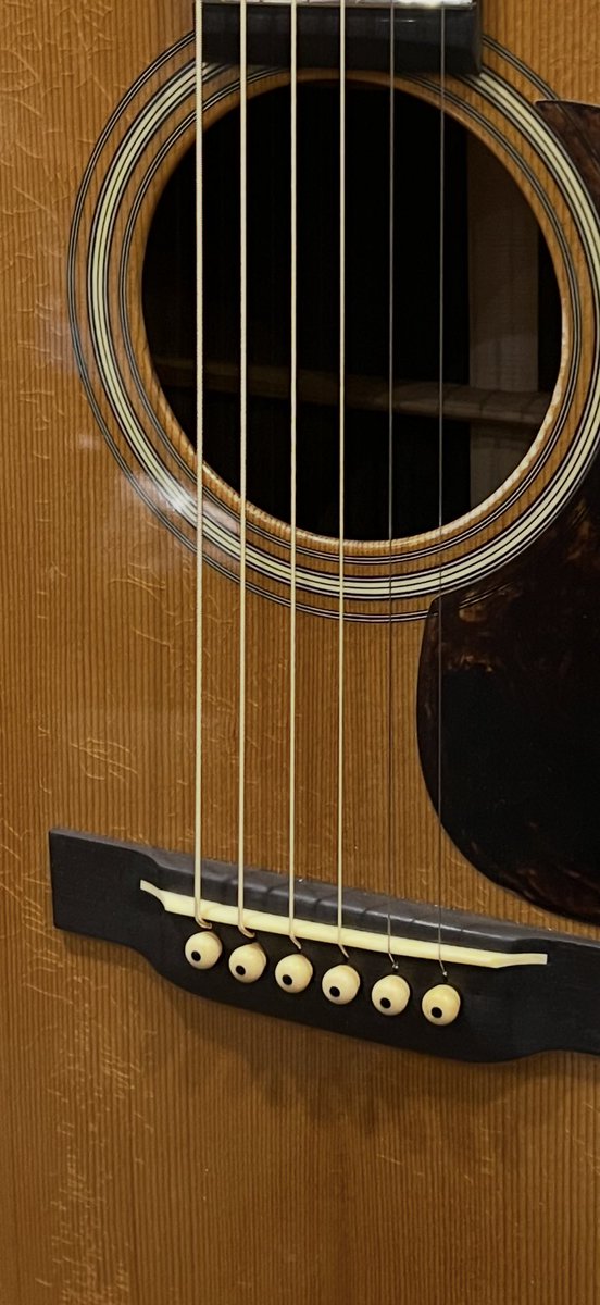 tsunodg's tweet photo. 46年ぶりに新品ギターを買った！

高校2年生の時に1 年間、¥590/時なアルバイトをしてカワセ楽器で買ったマーチンD-28、あれ以来、新品の楽器なんて買った事はなかった
最近のギターは新品なのに傷だらけだ🙀（レリックって言うらしい） https://t.co/mWvPlTTEV0