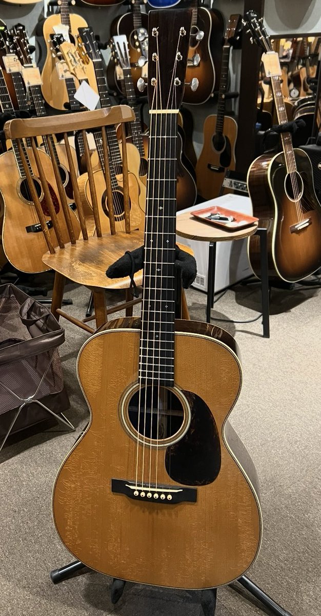 tsunodg's tweet photo. 46年ぶりに新品ギターを買った！

高校2年生の時に1 年間、¥590/時なアルバイトをしてカワセ楽器で買ったマーチンD-28、あれ以来、新品の楽器なんて買った事はなかった
最近のギターは新品なのに傷だらけだ🙀（レリックって言うらしい） https://t.co/mWvPlTTEV0