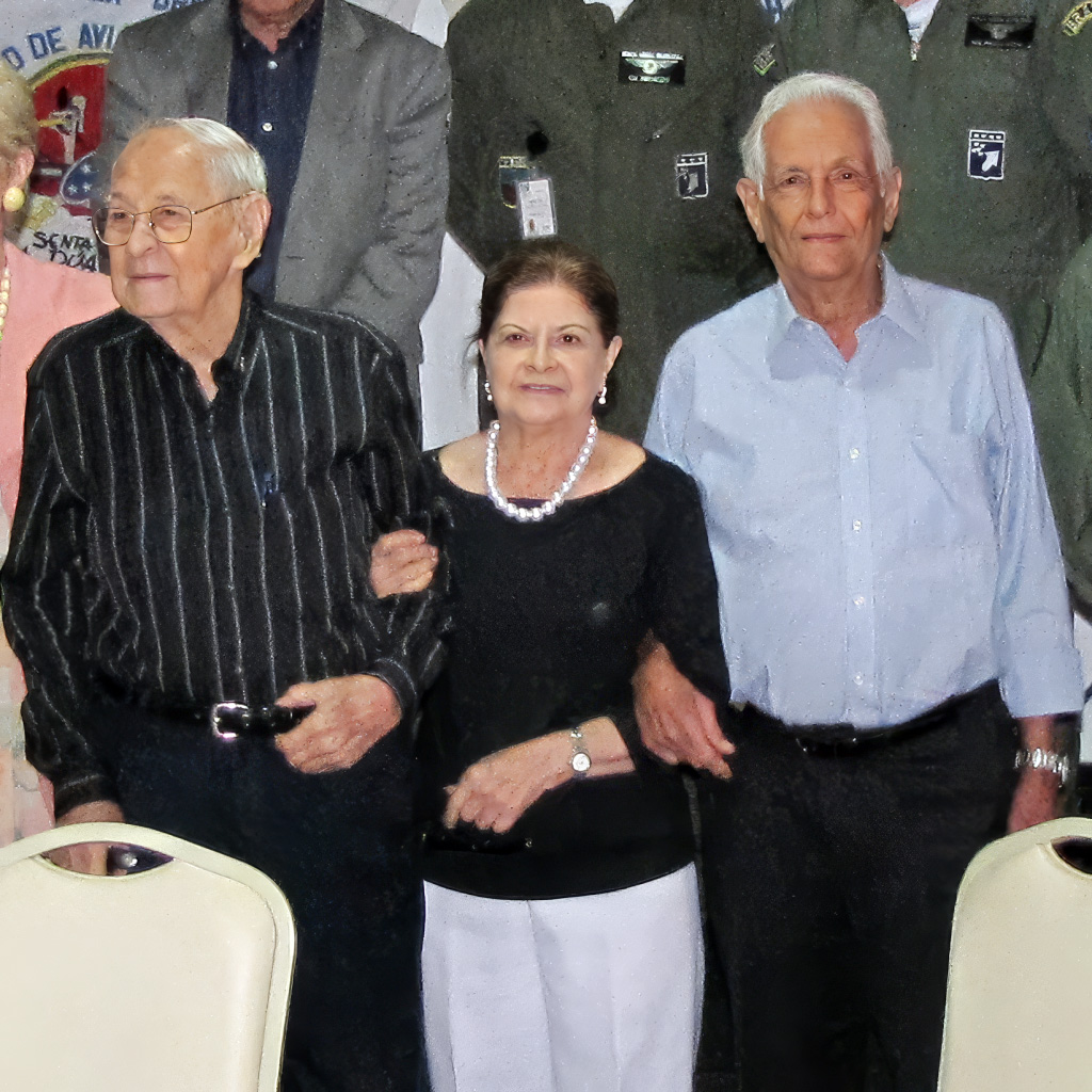 sentandoapua's tweet image. Veteranos Varela e Meira, ao centro a esposa do Meira, Almoço da Família Jambock, CAER, 21 ABR 2012

#veterano #GrupoDeCaça #ELO #CAER #FAB #WWII #historia #SentaAPua #Jambock