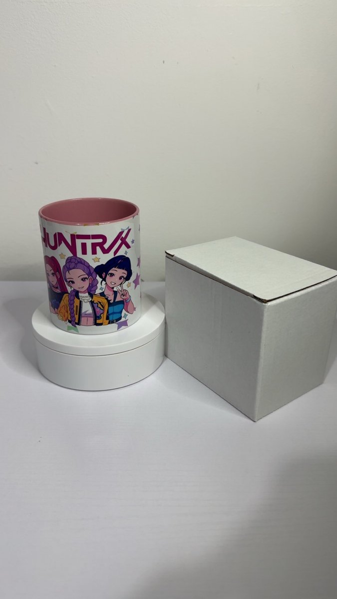 madebyjadejd's tweet photo. Coffee with the besties 💕
Cute idol friendship energy in every sip.
https://t.co/QW5AdNfucx
#bestievibes #popfans #cutecup #aestheticgift #muglovers https://t.co/wCezfs3XEc