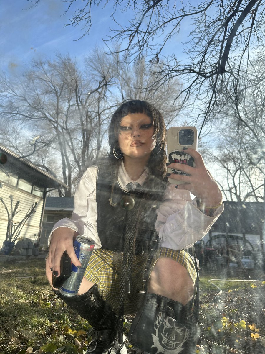 Messie Bessie tweet media