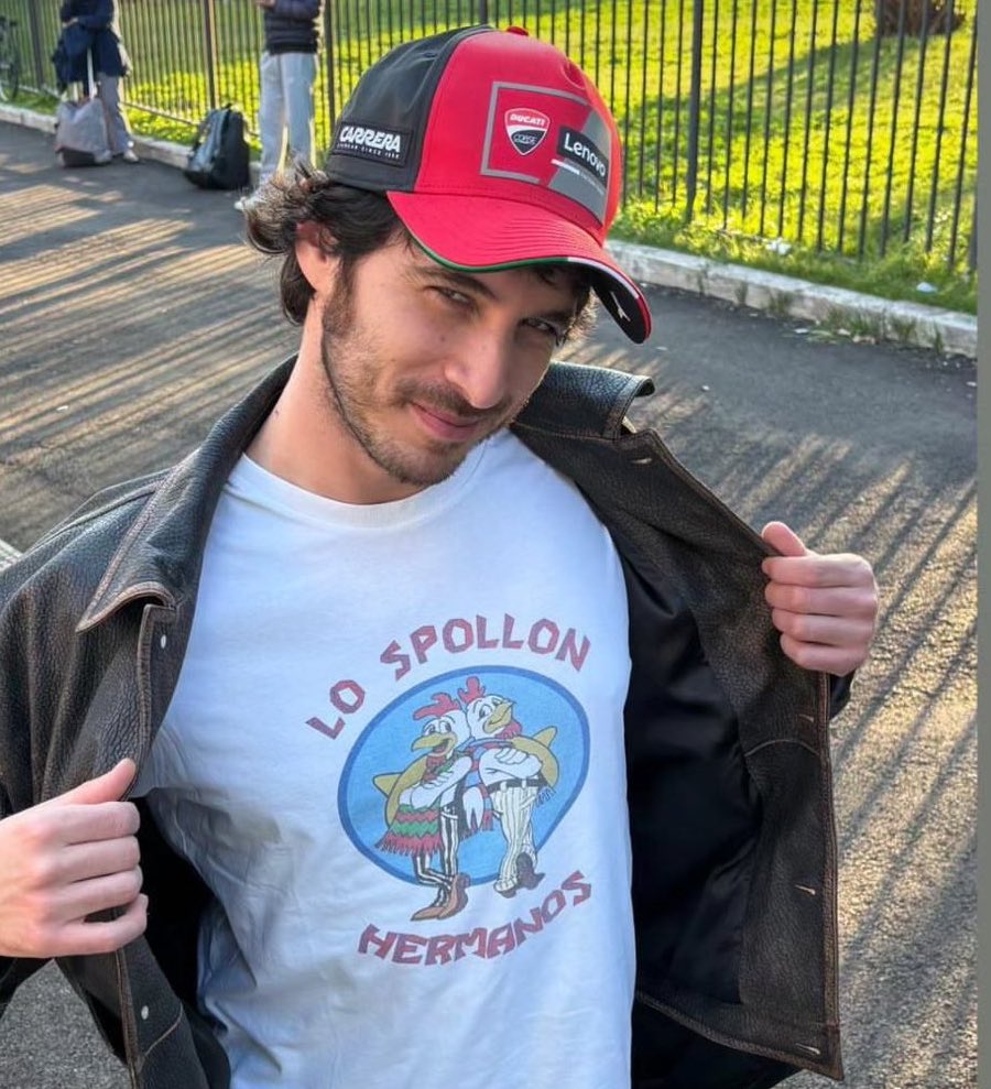 AMikAlice's tweet photo. Auguroni vecioooo @pierspollon !! Dove hai nascosto il quadro che invecchia al posto tuo? https://t.co/veVBO5NNum