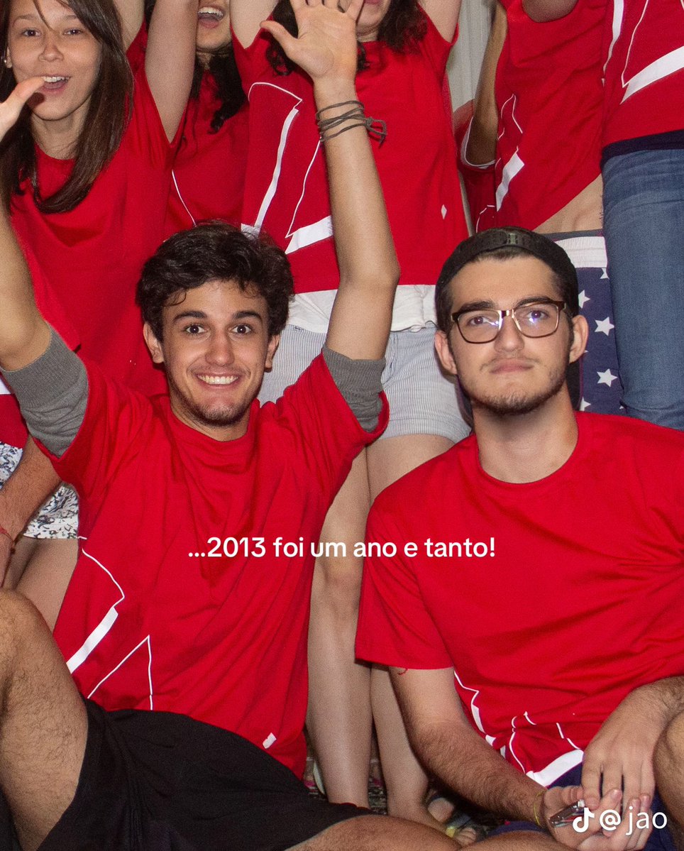 tofanismo's tweet image. as vezes fico pensando no fato do jão ter construído uma carreira escrevendo músicas sobre o namoradinho que ele se apaixonou lá em 2013 na usp, e como é incrível o fato deles terem continuado juntos de um jeito ou de outro se apoiando nesses  quase 13 anos