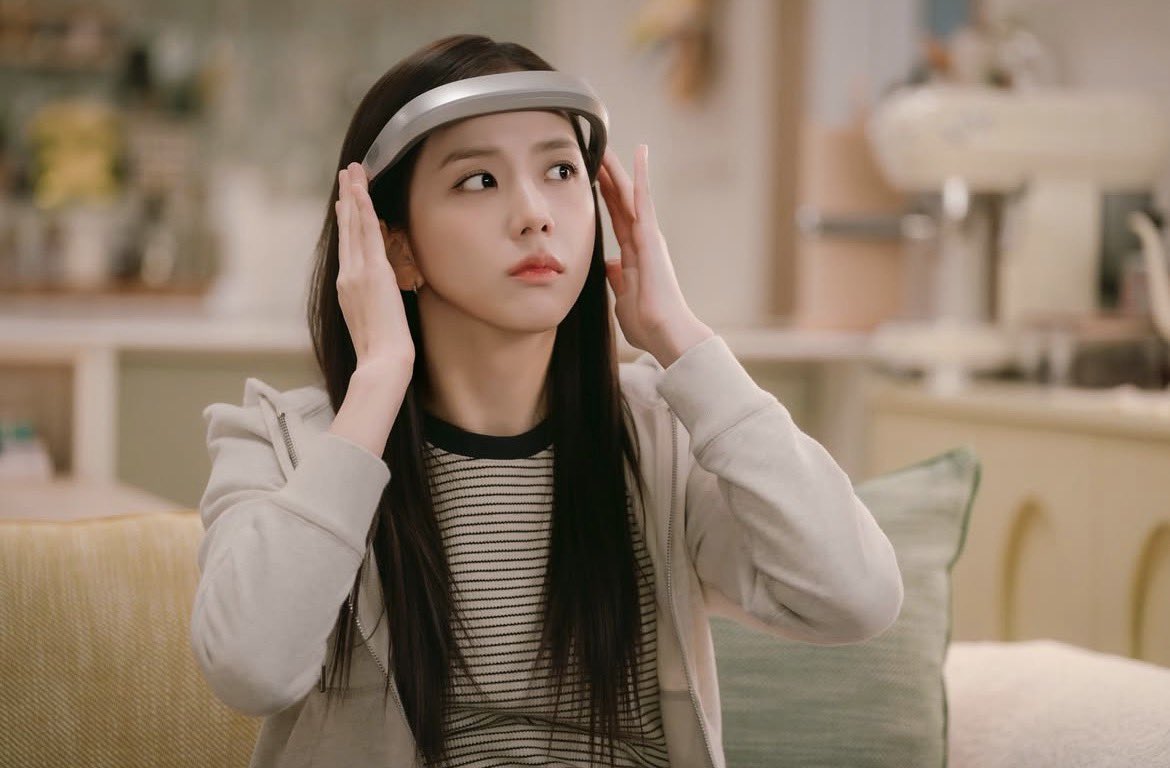 New still cuts of JISOO as Seo Mirae in ‘Boyfriend on Demand’.