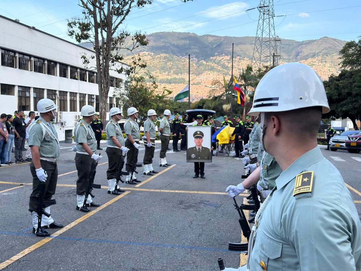 Policiantioquia's tweet photo. #Antioquia | En la Base del Departamento de Policía Antioquia, rendimos un sentido homenaje con calle de honor y acto religioso al subintendente Melquiades de Jesús Arismendy Pérez, héroe institucional que entregó su vida en cumplimiento del deber.

Honramos su memoria y acompañamos a su familia tras los hechos ocurridos en el municipio de Anorí, reafirmando que su sacrificio no será olvidado y que este crimen no quedará en la impunidad.

#EnMemoriaDeNuestrosHéroes #DiosYPatria #JuntosPorAntioquia 🕊️🇨🇴