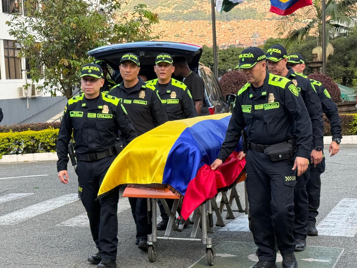 Policiantioquia's tweet photo. #Antioquia | En la Base del Departamento de Policía Antioquia, rendimos un sentido homenaje con calle de honor y acto religioso al subintendente Melquiades de Jesús Arismendy Pérez, héroe institucional que entregó su vida en cumplimiento del deber.

Honramos su memoria y acompañamos a su familia tras los hechos ocurridos en el municipio de Anorí, reafirmando que su sacrificio no será olvidado y que este crimen no quedará en la impunidad.

#EnMemoriaDeNuestrosHéroes #DiosYPatria #JuntosPorAntioquia 🕊️🇨🇴
