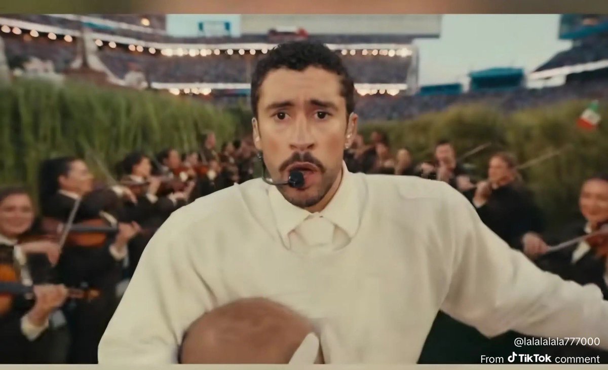 ONE OF THE GRASS BUNNIES SNUCK A MEXICAN FLAG 😂(far right) 🇲🇽🇲🇽🇲🇽🇲🇽