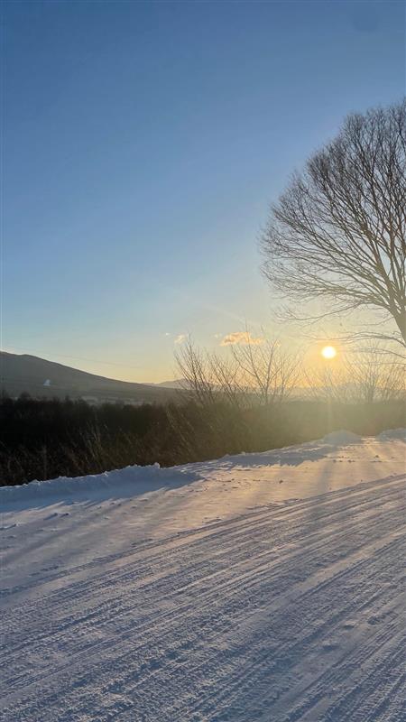 2/10(火) 天気:晴れ☀️、山頂気温:-5℃、風速:0m、積雪:120m、山麓天気:-6℃、全面滑走可能です！ ゲレンデコンディション良好！ 絶景ゲレンデで、スキー・スノーボードをお楽しみください❄︎現在周辺道路積雪はありません（念のため滑り止めの用意を）