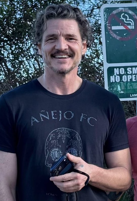 iordanaispunk's tweet image. nothing is sexier than this man in a simple tshirt looking comfy and at ease i’m losing it