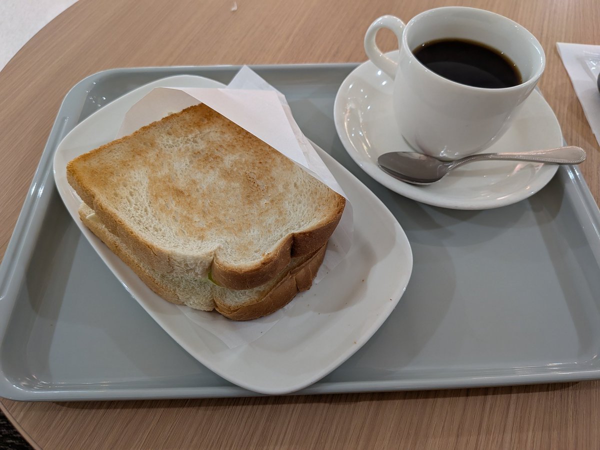 axiangD's tweet photo. ３ヶ月に1回の定期受診。
いつものように早めに来て受付したらモーニングをいただく。
今日も寒いからあったかいコーヒーが嬉しい😄 https://t.co/TILrwEkN5W