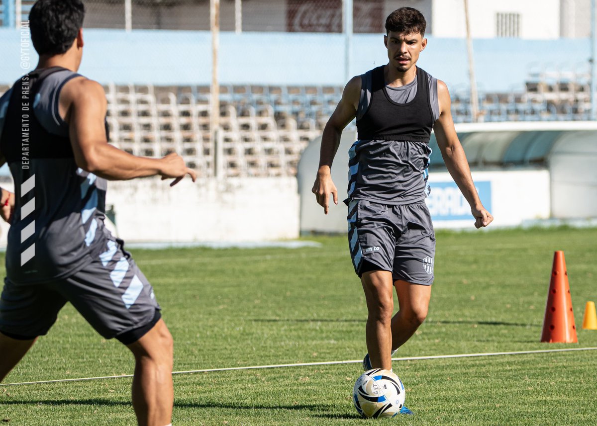 Cada entrenamiento cuenta. El viernes empieza la historia 🤍💙🤍
