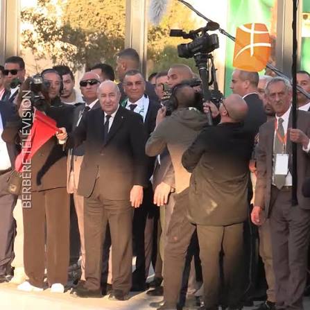 Alikettanii's tweet photo. 🇩🇿 Au moment même où l’Algérie courbe l'échine et s'assoit à la table de négociation en Espagne avec le Maroc sur le dossier du Sahara, Tebboune orchestre une agitation permanente destinée à détourner l’attention de l’opinion publique. 

Le peuple algérien ne doit surtout pas observer la résolution progressive d’un conflit que le régime a méthodiquement cultivé pendant plus d’un demi-siècle, avec l'argent du contribuable, jusqu’à en faire un pilier artificiel de sa propre légitimité.

La séquence est révélatrice : inauguration d’un projet minier aux contours flous à Gara Djebilet, entretien sans contenu avec la presse presse du régime, apparition publicitaire présidentielle pour coca cola... Et la coupe du monde. Le pouvoir meuble, distrait et remplit le vide.

Point culminant de ce jour : le rappel précipité du ministre des Affaires étrangères, Attaf, alors qu’il participait à la table ronde à Madrid 🇺🇸🇲🇦🇩🇿🇲🇷, afin d’assister à la réception de lettres de créance d’ambassadeurs sans poids stratégique.

Dans les États sûrs d’eux-mêmes, on négocie, on assume, on évolue et on explique. Dans les régimes inquiets, on multiplie les cérémonies. Plus l’essentiel avance hors de leur contrôle, plus l’accessoire devient spectacle d’État.