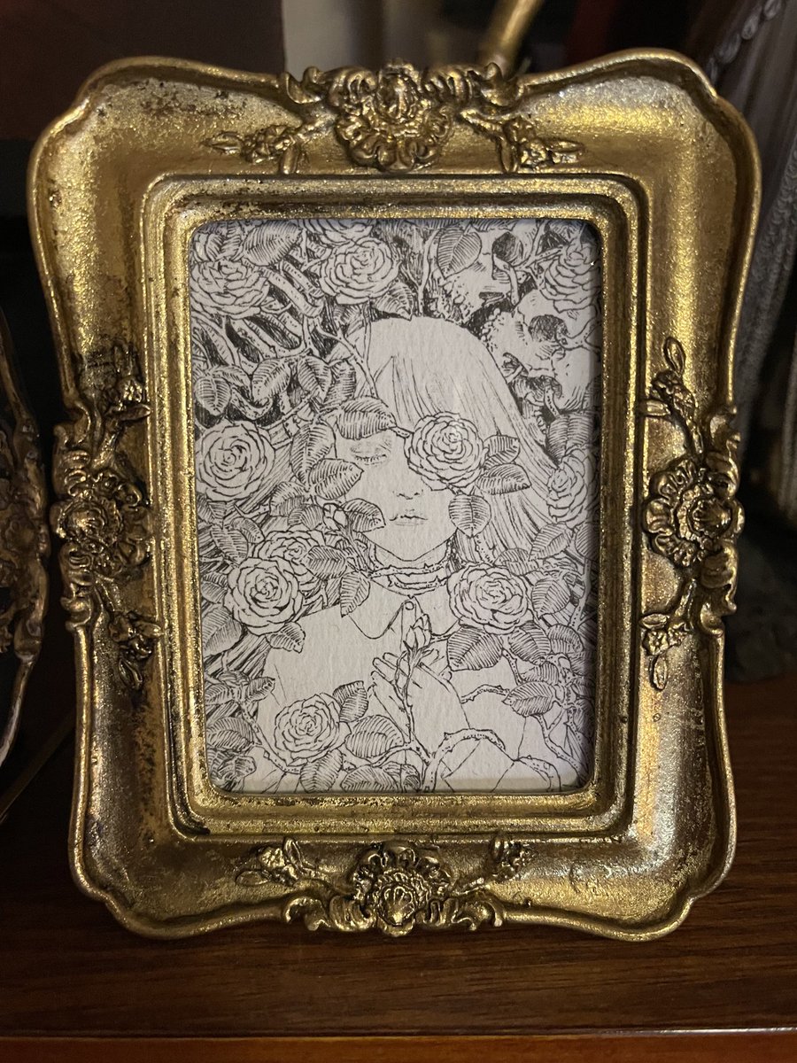 おはようございます。
去年からちょっと不吉な9センチぐらいの小さな絵のシリーズを描いています。
久しぶりに新しいのが描けたので嬉しいです。