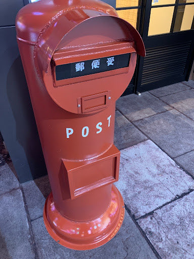 昭和レトロな「今日の1枚。」 街角でひときわ目を引く、鮮やかな朱色