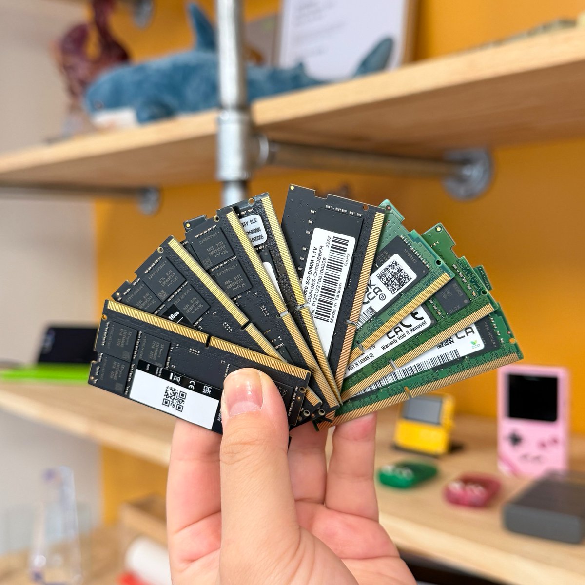 FrameworkPuter's tweet image. We're breaking into the rainy day fund for you!  Because RAM prices are crazy right now, we're doing a giveaway of 10x DDR4 and 10x DDR5 SO-DIMMs (literally from the bin of random modules in our office.)