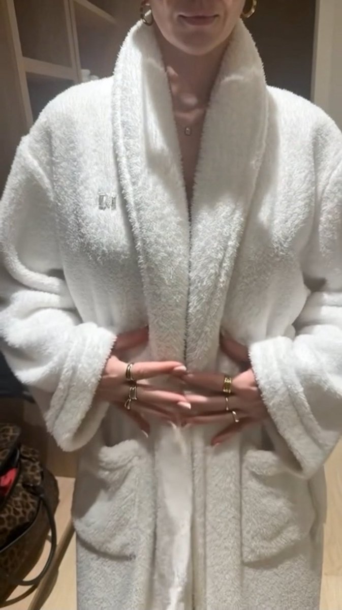 I love when hotels provide robes 😍
Can u guess what's underneath?
RT and ill show you in dms 😉
