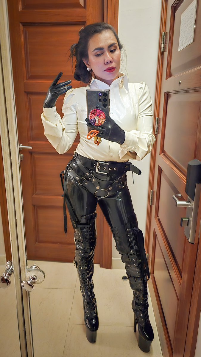 Queen_DFire's tweet photo. One snap of my fingers and you'll be my bitch tonight! 😈🍆💦 Now get on your knees and worship my heels👠 https://t.co/1wPQjoIZpt