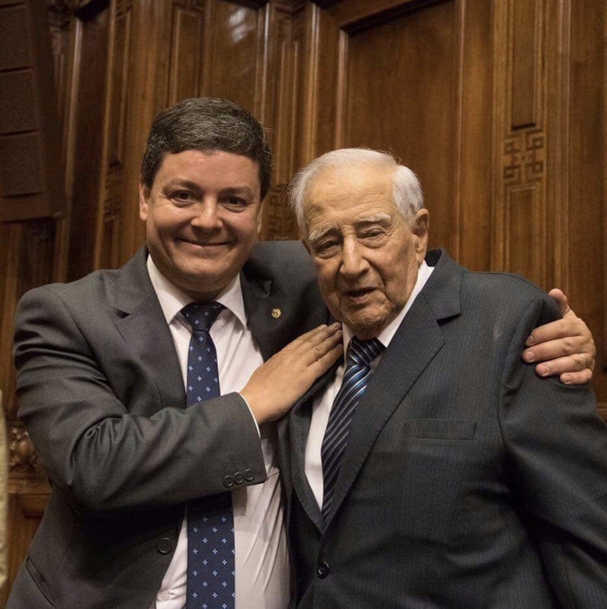 Hoy se cumplen 6 años de la partida del Prof. Carlos Julio Pereyra: “un hombre, una conducta”.
Todos los días presente en mi memoria.