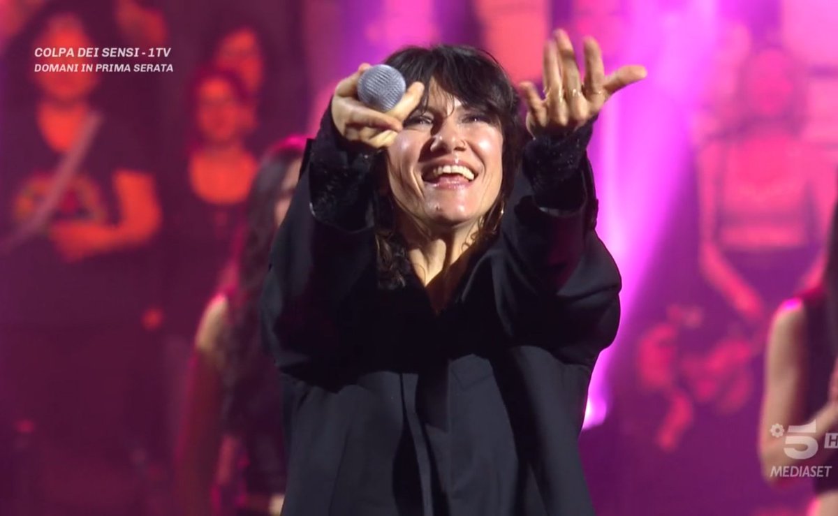 IlMondodellaTV's tweet image. Io ogni volta con #Elisa canto mentre mi scendono le lacrime, inspiegabile quello che mi provoca dentro 😭❤️
#taratata